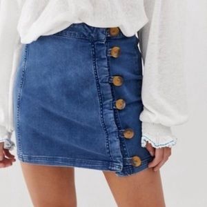 Free People Little Daisies Denim tortoise shell button Mini Skirt Sz 6
